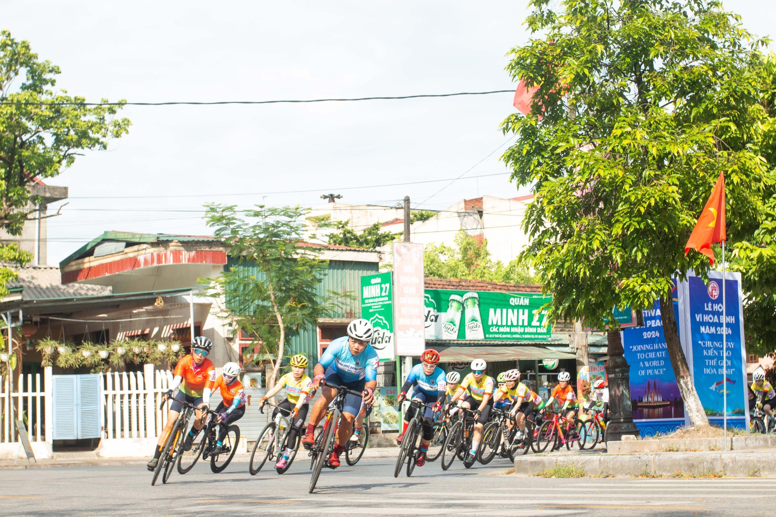 Nữ VĐV vô địch đạp xe Vì hòa bình truyền thông điệp sức khỏe cộng đồng- Ảnh 1. Nữ VĐV vô địch đạp xe Vì hòa bình truyền thông điệp sức khỏe cộng đồng- Ảnh 1.