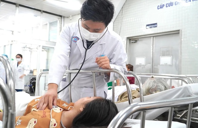 Nữ sinh lớp 10 nằm phòng riêng để thi phải nhập cấp cứu- Ảnh 2. Nữ sinh lớp 10 nằm phòng riêng để thi phải nhập cấp cứu- Ảnh 2.