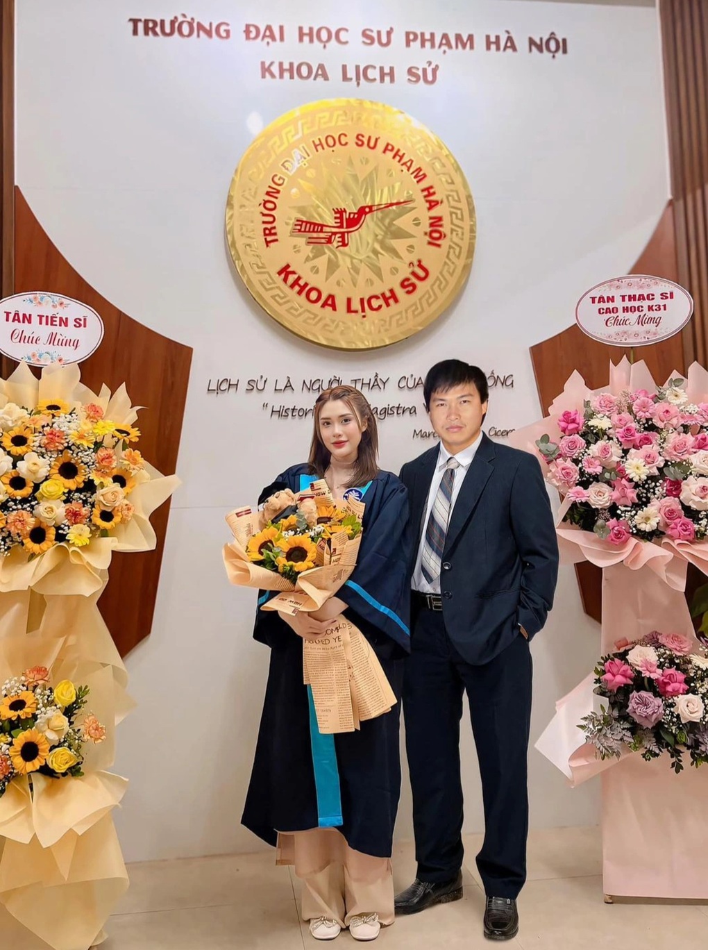 Nước mắt sau bức ảnh nữ thạc sĩ đứng cạnh người cha đã mất - 1 Nước mắt sau bức ảnh nữ thạc sĩ đứng cạnh người cha đã mất - 1
