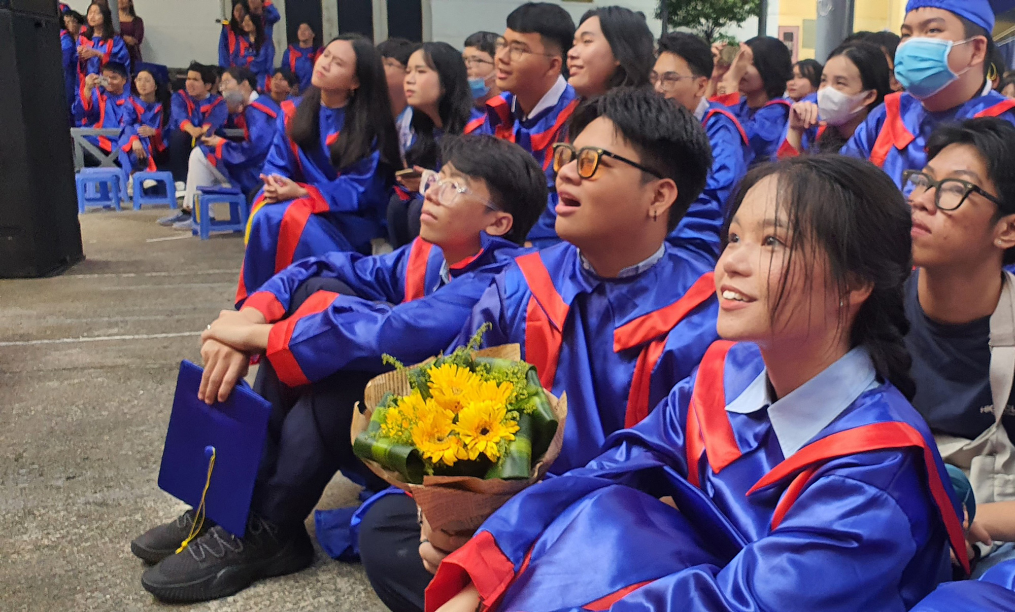 Nước mắt và nụ cười tại lễ trưởng thành của Trường THPT Nguyễn Thị Diệu- Ảnh 1. Học sinh lớp 12 Trường THPT Nguyễn Thị Diệu tại lễ trưởng thành - Ảnh: HOÀNG HƯƠNG