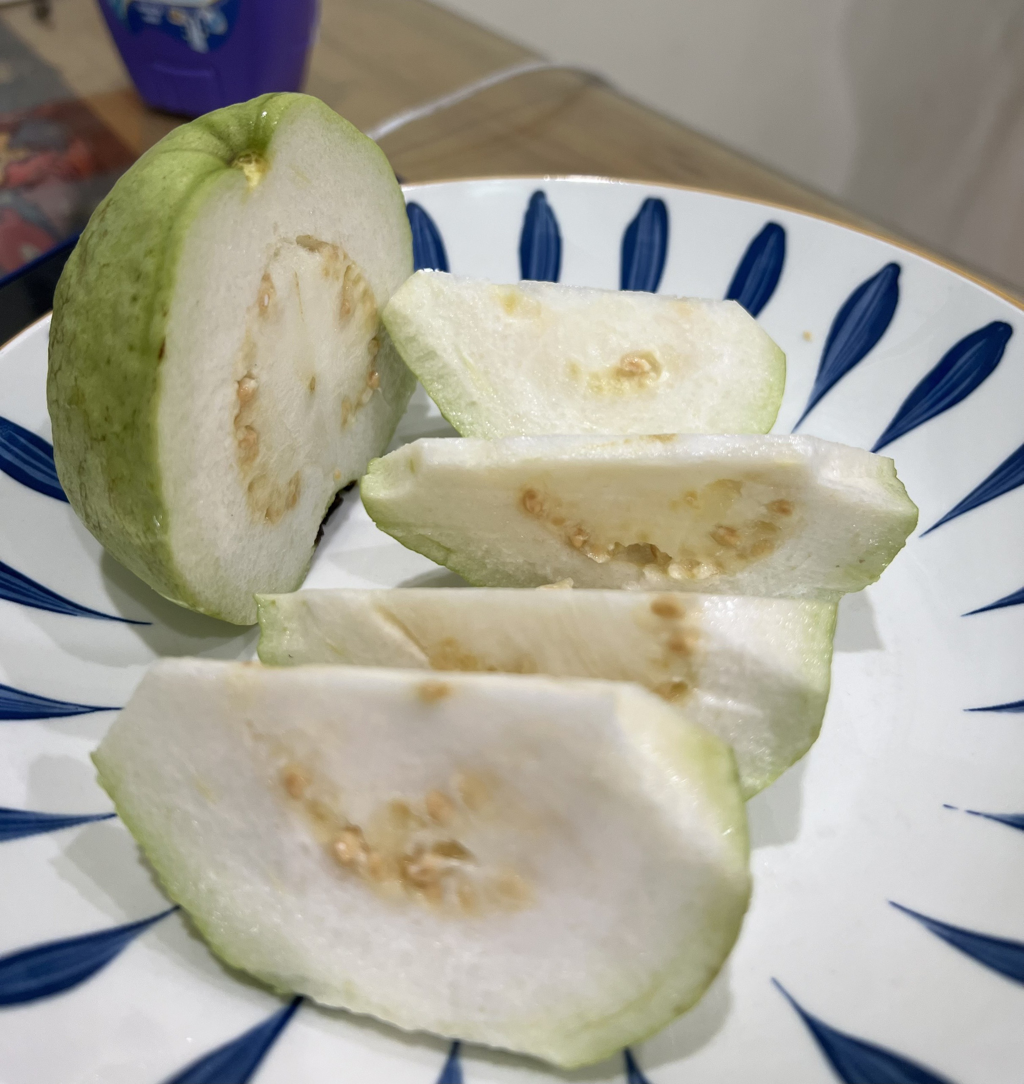 Ổi rất giàu dinh dưỡng, nhưng phải biết ăn đúng cách- Ảnh 1. Với hàm lượng dinh dưỡng dồi dào, ổi mang đến nhiều công dụng cho sức khỏe - Ảnh: TƯỜNG VY