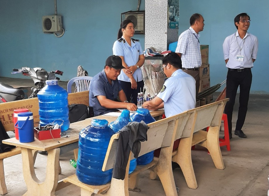 Phạt doanh nghiệp bán 2.000 lít dầu không đảm bảo chất lượng- Ảnh 1. Phạt doanh nghiệp bán 2.000 lít dầu không đảm bảo chất lượng- Ảnh 1.