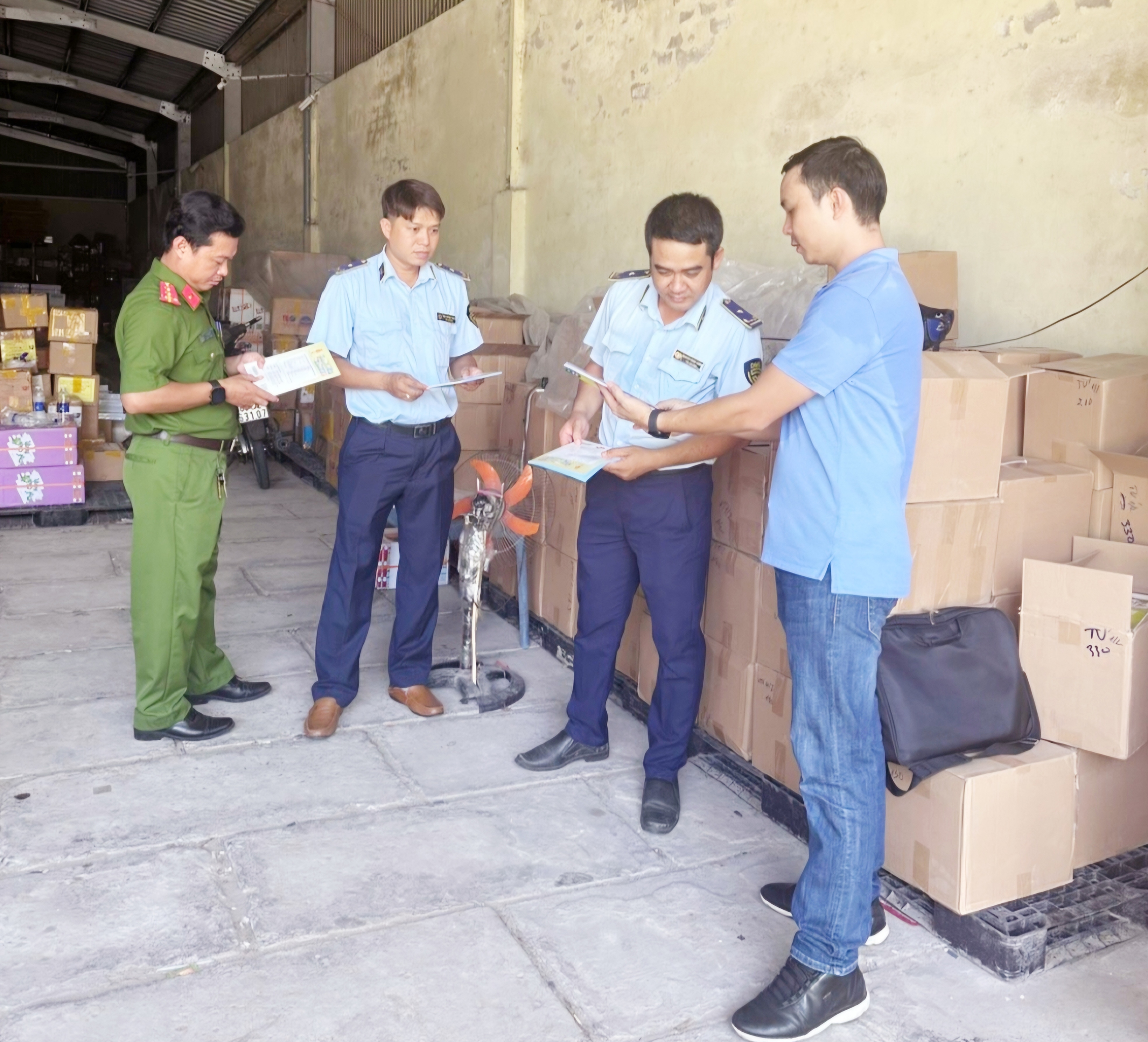 Sóc Trăng: Phát hiện hơn 40.000 quyển sách giả mạo NXB Giáo dục Việt Nam- Ảnh 1. Sóc Trăng: Phát hiện hơn 40.000 quyển sách giả mạo NXB Giáo dục Việt Nam- Ảnh 1.