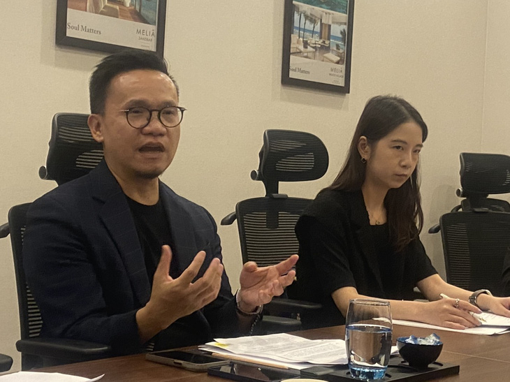 Ông Gary Mak (trái) cho biết rất thích các phim của Trần Anh Hùng, Phan Đăng Di - Ảnh: T.ĐIỂU