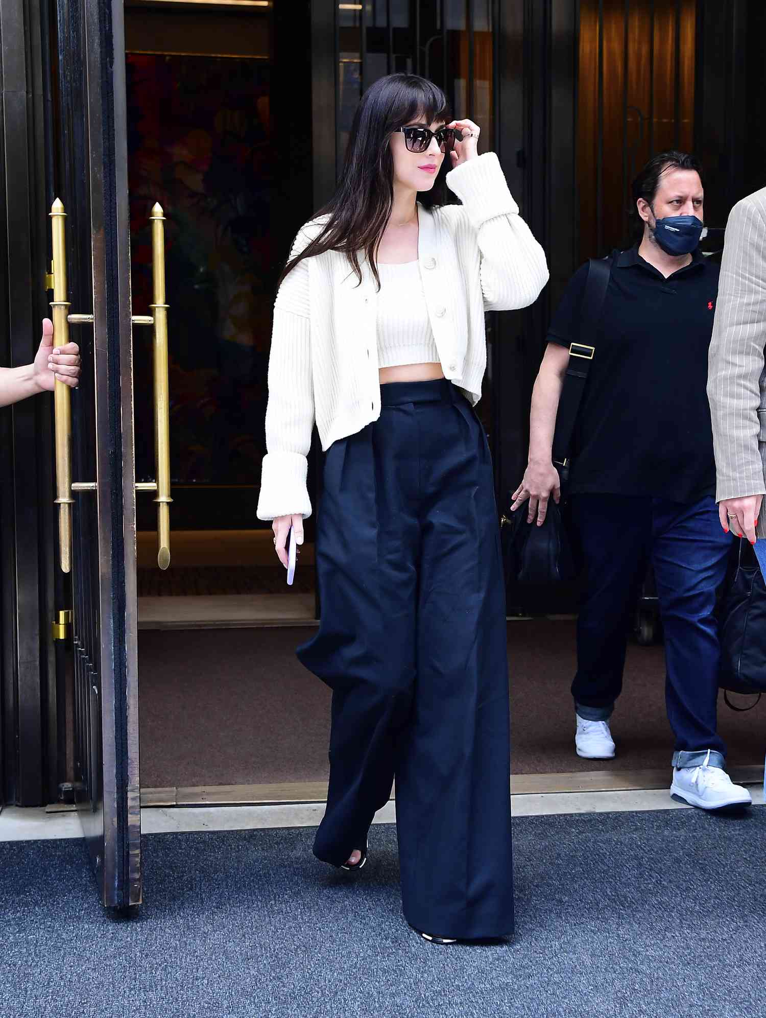 Mặc quần ống rộng đỉnh như Dakota Johnson: Phối đồ rất đơn giản nhưng vẫn trẻ trung, tinh tế - Ảnh 4. Mặc quần ống rộng đỉnh như Dakota Johnson: Phối đồ rất đơn giản nhưng vẫn trẻ trung, tinh tế - Ảnh 4.