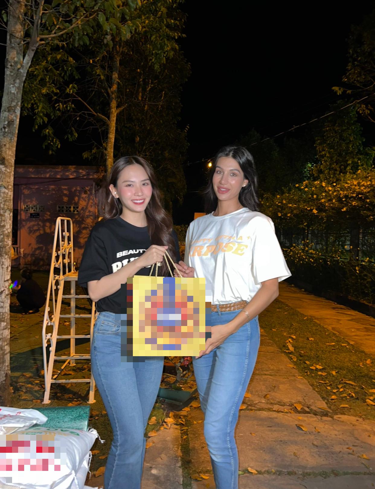 "Phớt lờ" chuyện Miss World bị dời lịch, Hoa hậu Mai Phương có hành động đẹp dịp Noel 2023 - Ảnh 3. "Phớt lờ" chuyện Miss World bị dời lịch, Hoa hậu Mai Phương có hành động đẹp dịp Noel 2023 - Ảnh 3.