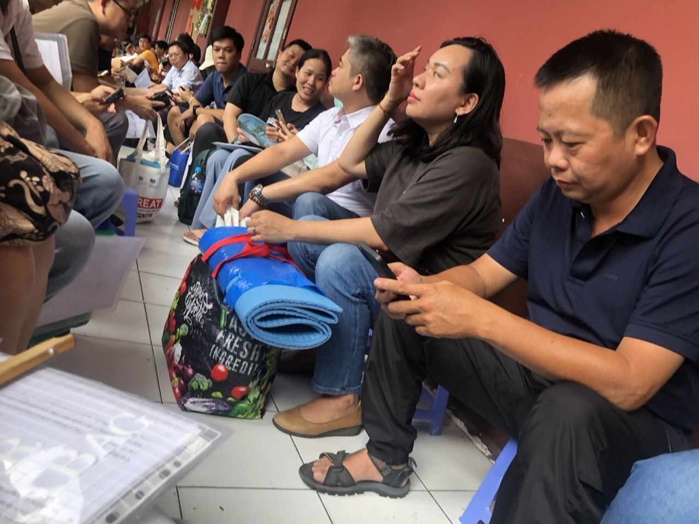 Phụ huynh trải chiếu ngủ lề đường, chờ tiếp tế đồ ăn để mua hồ sơ vào lớp 1 - 3 Phụ huynh trải chiếu ngủ lề đường, chờ tiếp tế đồ ăn để mua hồ sơ vào lớp 1 - 3