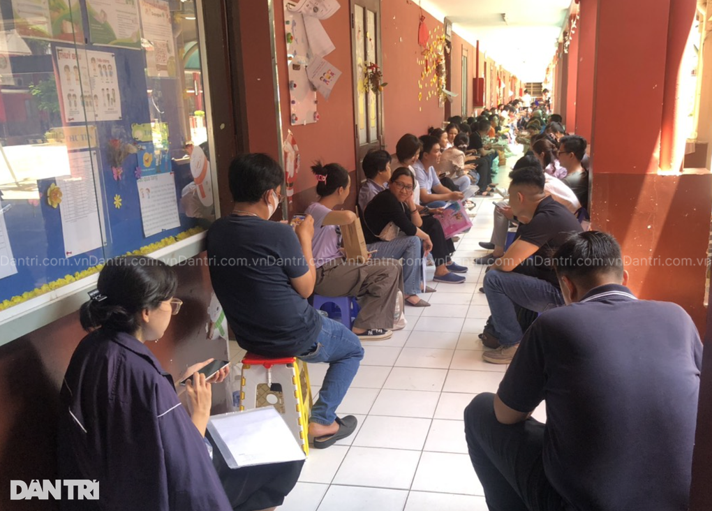 Phụ huynh trải chiếu ngủ lề đường, chờ tiếp tế đồ ăn để mua hồ sơ vào lớp 1 - 1 Phụ huynh trải chiếu ngủ lề đường, chờ tiếp tế đồ ăn để mua hồ sơ vào lớp 1 - 1