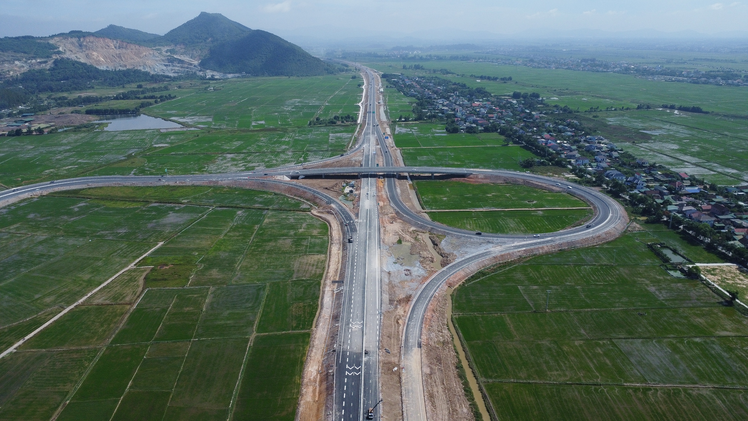 Phương tiện lưu thông trên cao tốc về Hà Tĩnh lưu ý điều gì?- Ảnh 1. Phương tiện lưu thông trên cao tốc về Hà Tĩnh lưu ý điều gì?- Ảnh 1.