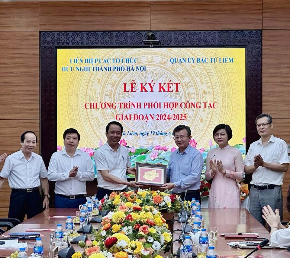 Quang cảnh lễ ký kết.