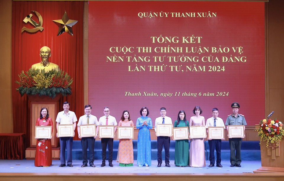 Ủy viên Ban Thường vụ Thành ủy, Bí thư Quận ủy Thanh Xuân Bùi Huyền Mai trao khen thưởng cho các tập thể có tác phẩm xuất sắc