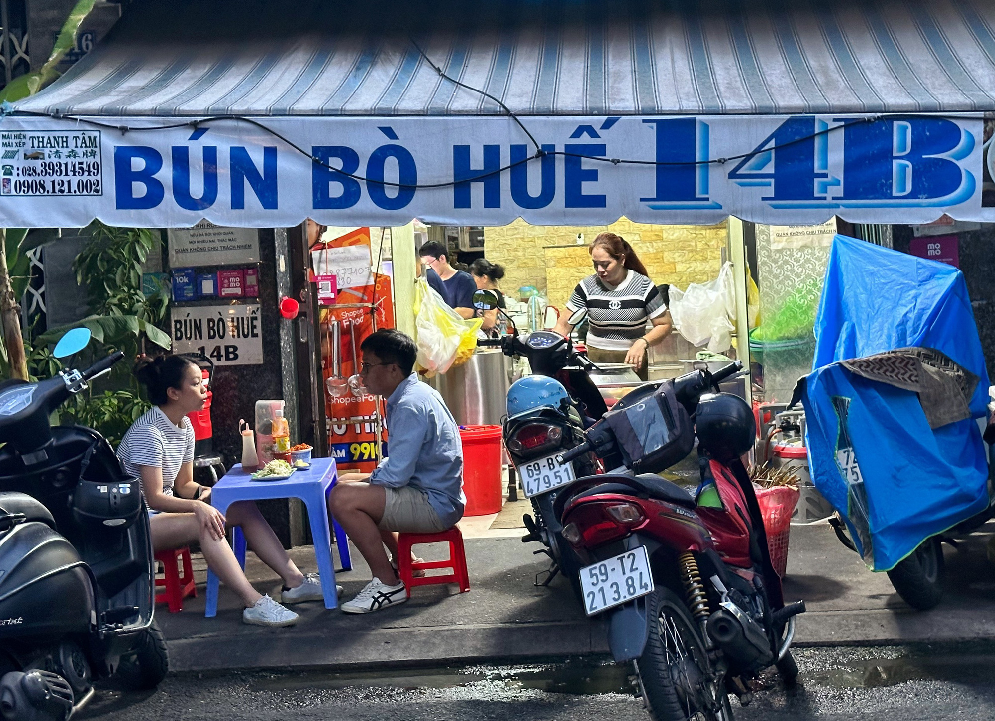 Quán bún bò Huế bán 500 tô mỗi ngày, Michelin chọn, chủ quán ‘có nhầm không’?- Ảnh 1. Bún bò Huế 14B là quán bún bò Huế duy nhất ở TP.HCM nằm trong hạng mục Bib Gourmand - Ảnh: CN