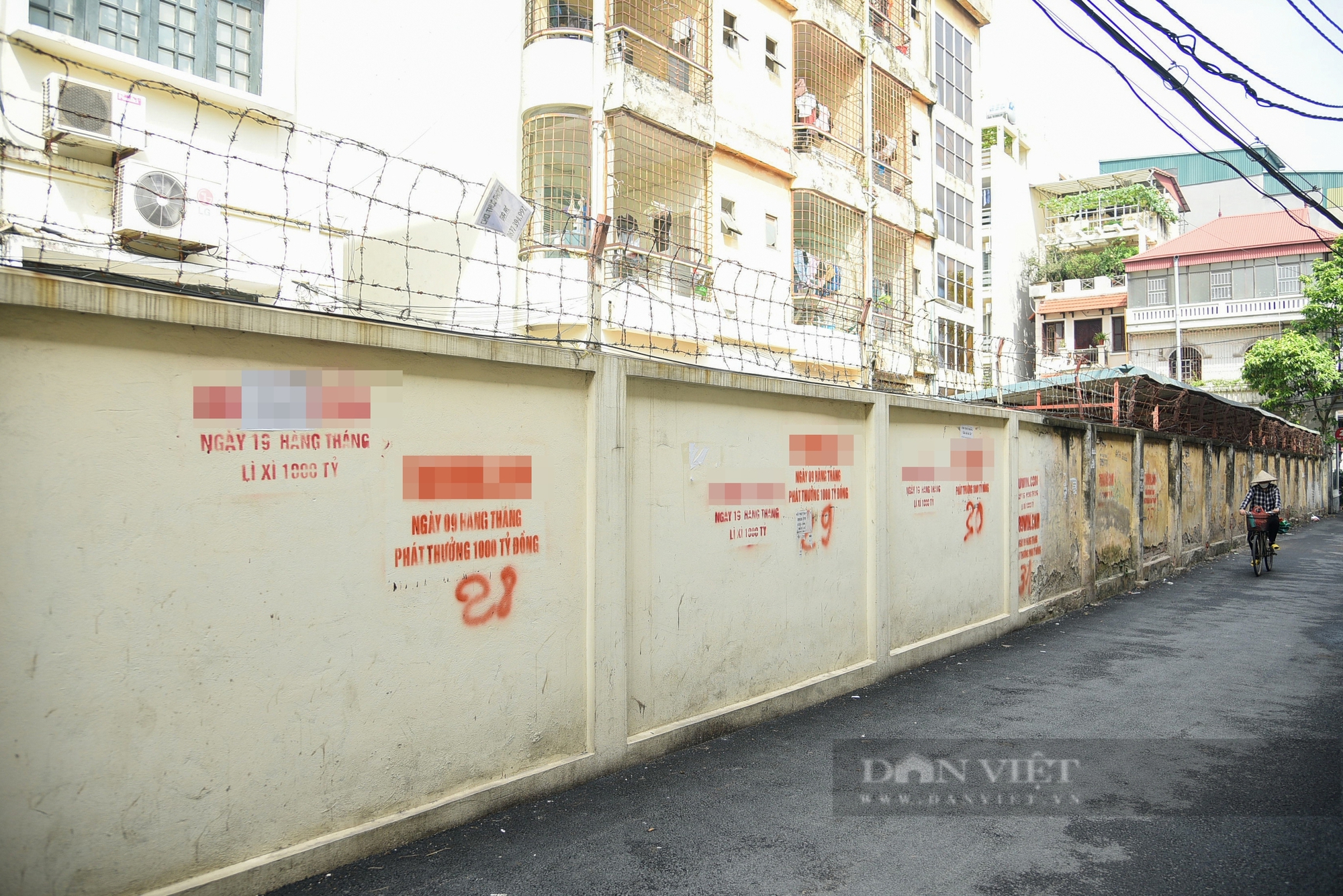 Quảng cáo cá độ bóng đá, cờ bạc xuất hiện tràn lan trên đường phố Thủ đô- Ảnh 1. Quảng cáo cá độ bóng đá, cờ bạc xuất hiện tràn lan trên đường phố Thủ đô- Ảnh 1.