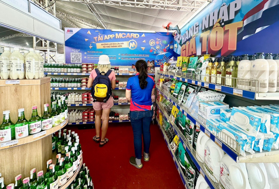 Quầy hàng Mega Market hút khách tại Lễ hội du lịch biển Nha Trang 2024- Ảnh 1. Quầy hàng Mega Market hút khách tại Lễ hội du lịch biển Nha Trang 2024- Ảnh 1.
