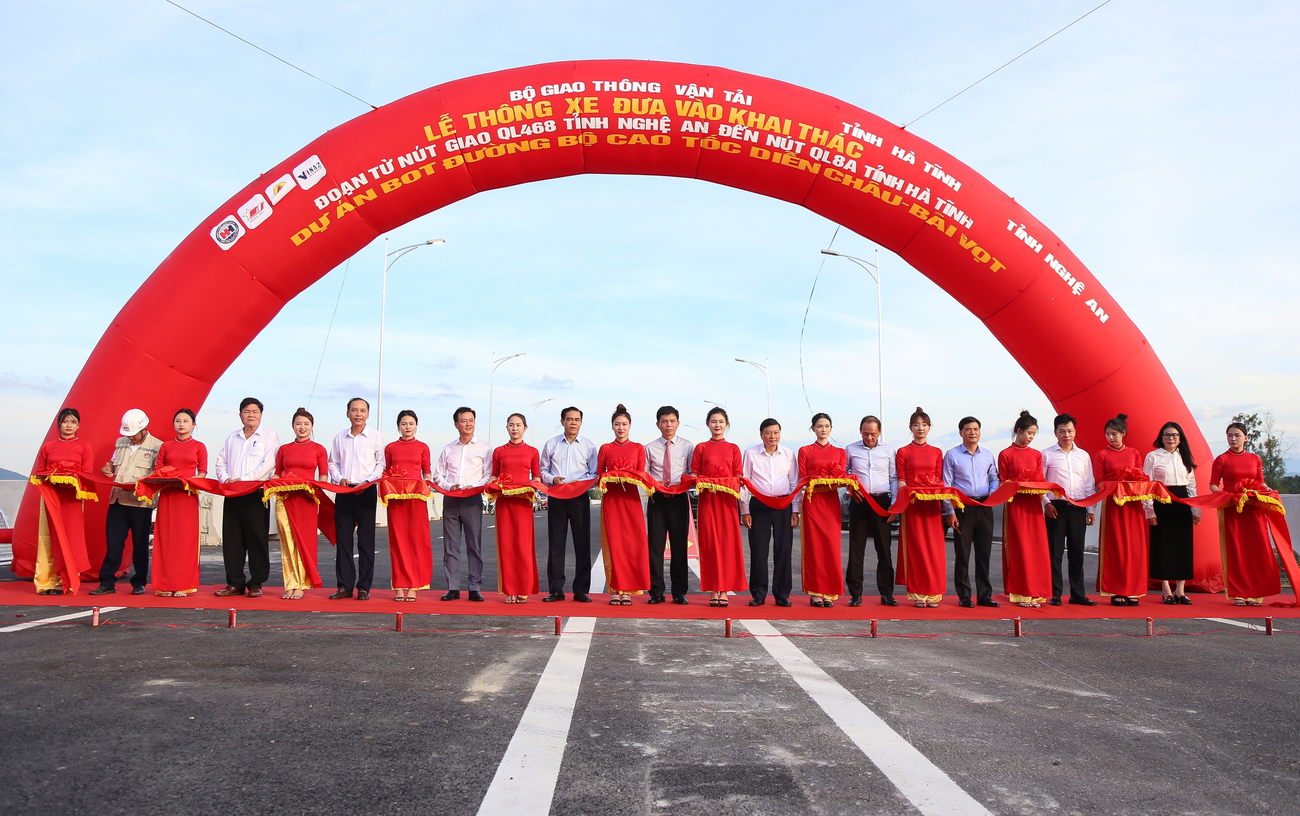 Thông xe tuyến cao tốc đầu tiên về Hà Tĩnh: Ra Thủ đô chỉ còn 4 tiếng- Ảnh 1. Thông xe tuyến cao tốc đầu tiên về Hà Tĩnh: Ra Thủ đô chỉ còn 4 tiếng- Ảnh 1.