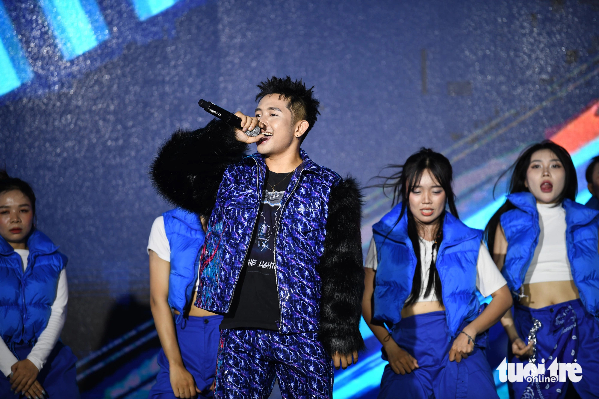 Rapper Ricky Star trình diễn hai ca khúc sôi động tại Lễ hội không tiền mặt - Ảnh: QUANG ĐỊNH Rapper Ricky Star trình diễn hai ca khúc sôi động tại Lễ hội Không tiền mặt - Ảnh: QUANG ĐỊNH