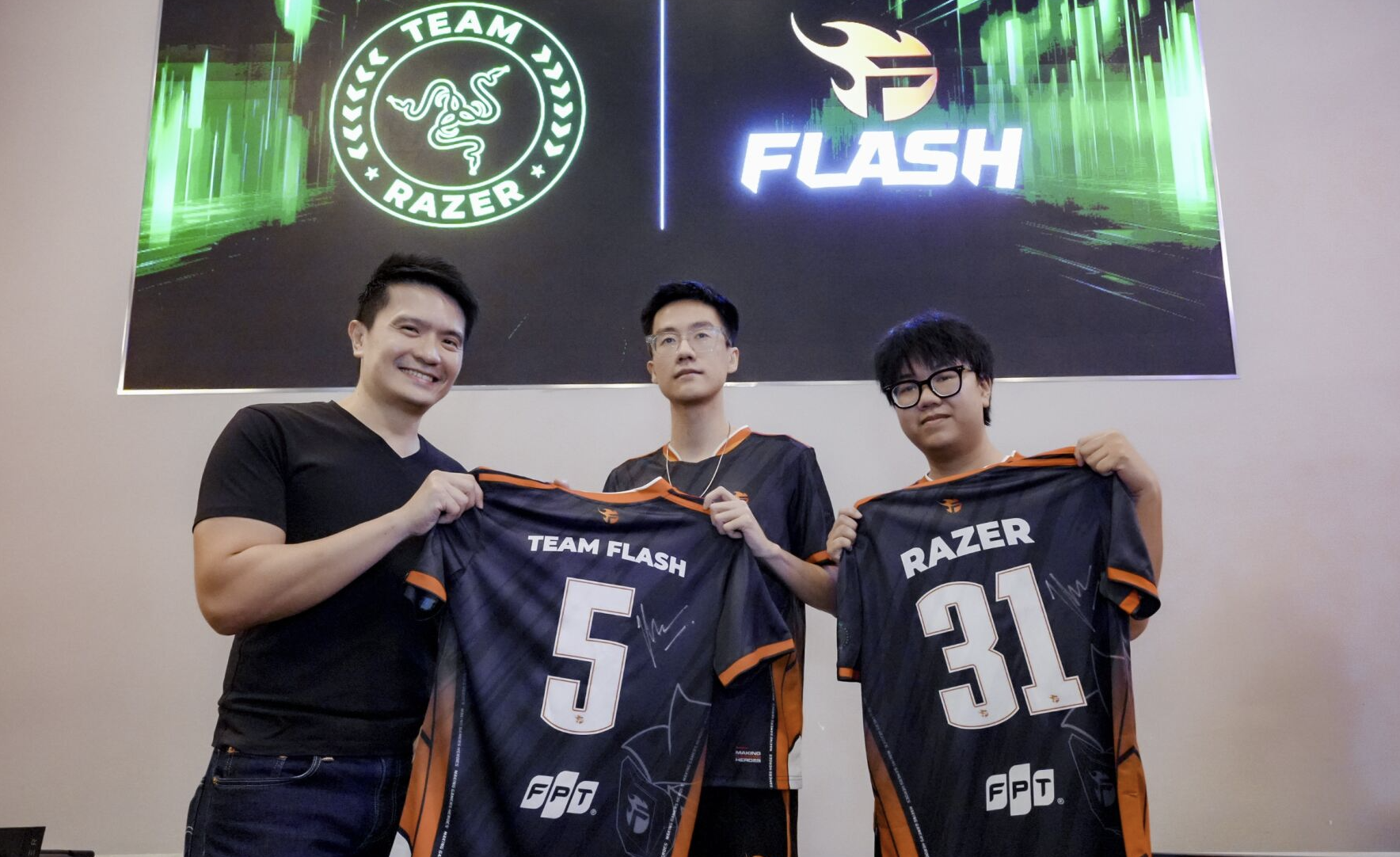 Razer ký kết hợp tác với đội tuyển Team Flash- Ảnh 1. Razer ký kết hợp tác với đội tuyển Team Flash- Ảnh 1.