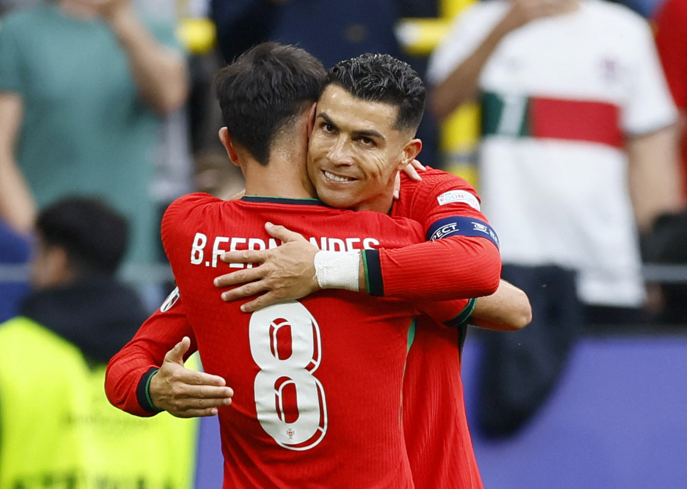 Ronaldo và lời đáp trả khi bị thiếu tôn trọng- Ảnh 1. Ronaldo chia vui với Bruno sau khi chuyền bóng cho đàn em ghi bàn - Ảnh: REUTERS