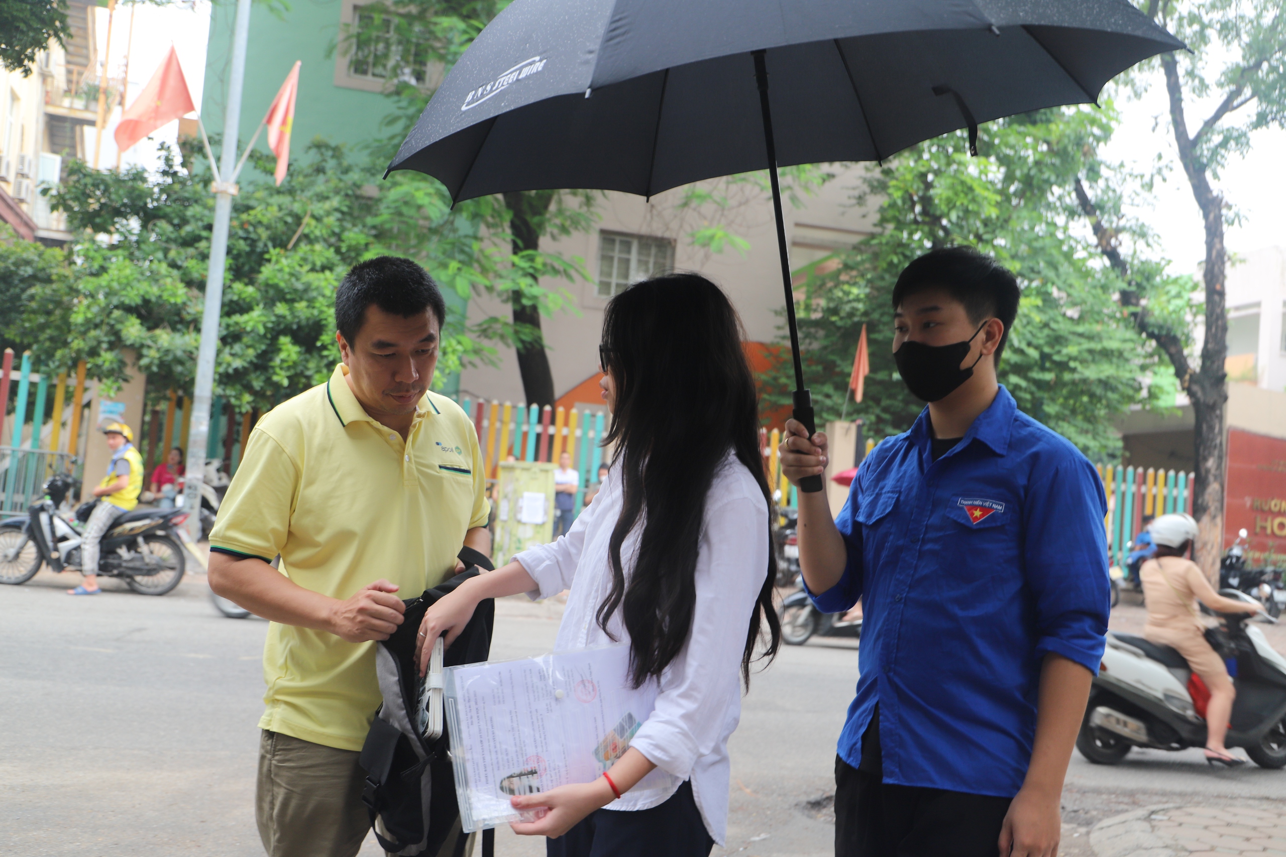 Sáng nay, gần 110.000 thí sinh Hà Nội làm thủ tục dự thi kỳ thi vào lớp 10 - Ảnh 1. Sáng nay, gần 110.000 thí sinh Hà Nội làm thủ tục dự thi kỳ thi vào lớp 10 - Ảnh 1.