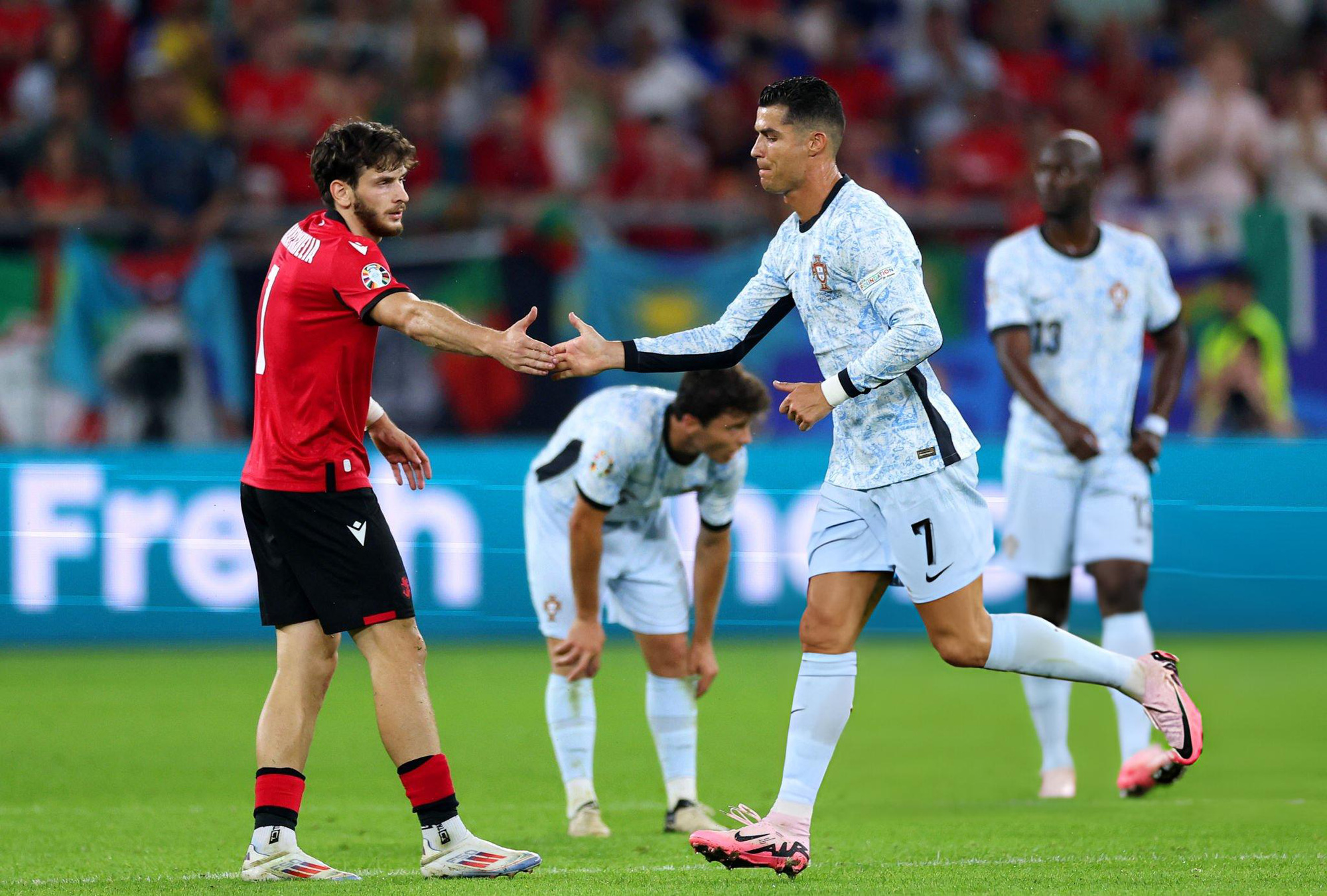Sao Georgia vừa sút tung lưới Bồ Đào Nha, vừa xin được áo Ronaldo- Ảnh 1. Kvaratskhelia đã hoàn thành được giấc mơ đối đầu với Ronaldo - Ảnh: GETTY