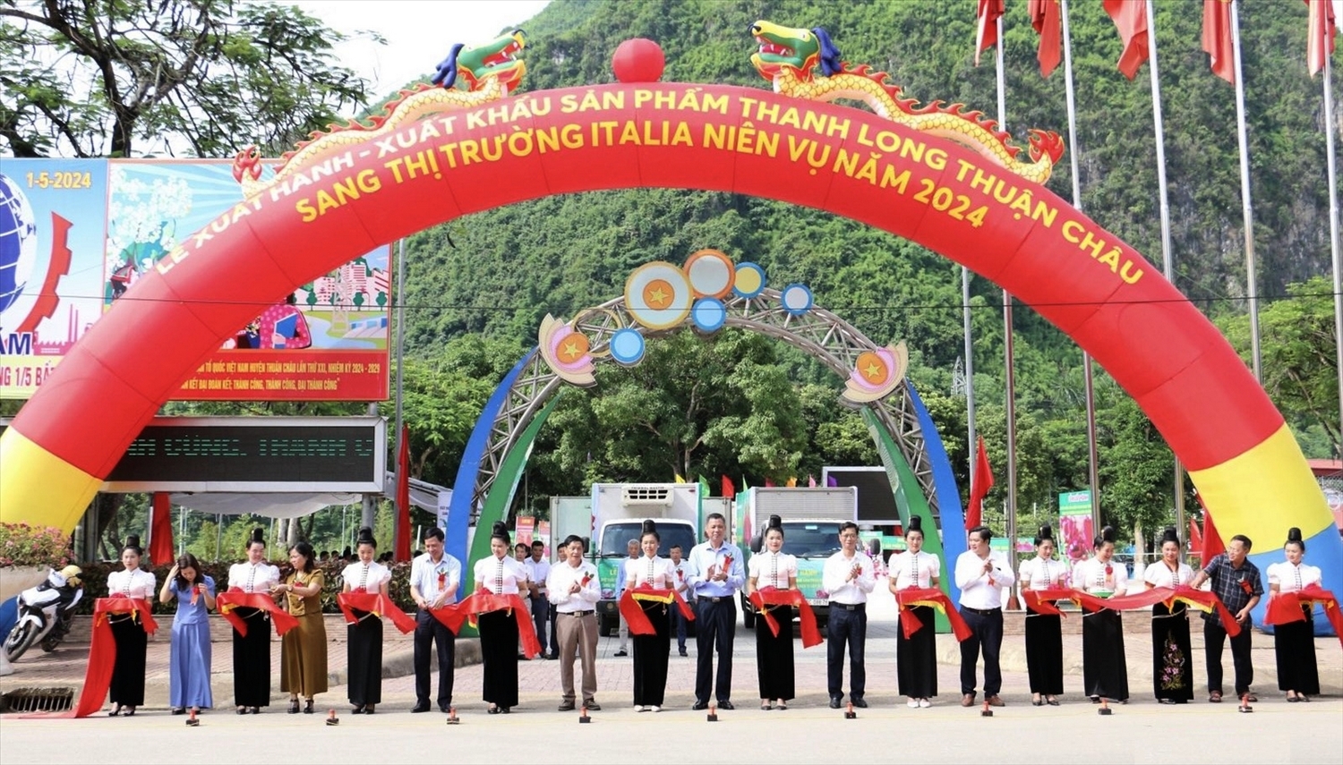 Lễ cắt băng xuất khẩu sản phẩm thanh long ruột đỏ. Lễ cắt băng xuất khẩu sản phẩm thanh long ruột đỏ.