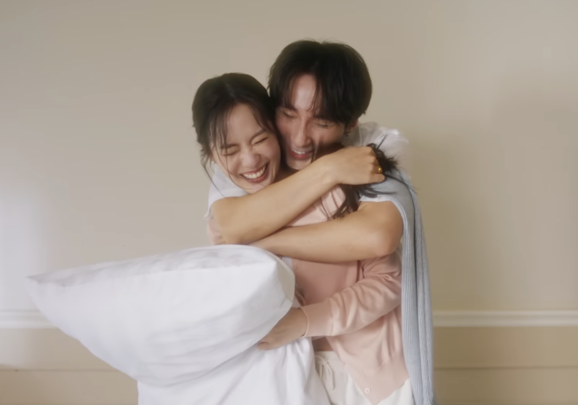 Sơn Tùng M-TP và hot girl Thái Lan Pimtha diễn xuất ăn ý trong MV Đừng làm trái tim anh đau - Ảnh: Chụp màn hình Sơn Tùng M-TP và hot girl Thái Lan Pimtha diễn xuất ăn ý trong MV Đừng làm trái tim anh đau - Ảnh chụp màn hình