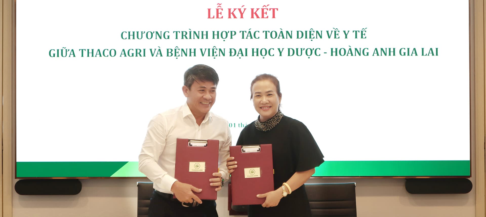 Ông Trần Bảo Sơn – Tổng Giám đốc THACO AGRI và BS CKI Nguyễn Thị Thu Thảo - Chủ tịch HĐQT Công ty Cổ phần Bệnh viện Đại học Y dược - Hoàng Anh Gia Lai ký kết chương trình hợp tác Ông Trần Bảo Sơn – Tổng Giám đốc THACO AGRI và BS CKI Nguyễn Thị Thu Thảo - Chủ tịch HĐQT Công ty Cổ phần Bệnh viện Đại học Y dược - Hoàng Anh Gia Lai ký kết chương trình hợp tác