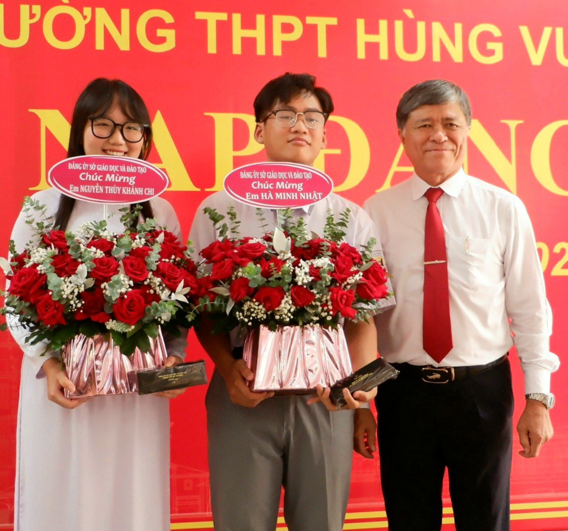 TP.HCM: Học sinh xuất sắc trong học tập, nghiên cứu khoa học được kết nạp Đảng- Ảnh 1. Ông Nguyễn Văn Hiếu, giám đốc Sở Giáo dục và Đào tạo TP.HCM, tặng hoa chúc mừng hai học sinh Hà Minh Nhật (giữa) và Nguyễn Thùy Khánh Chi - Ảnh: KIM ANH
