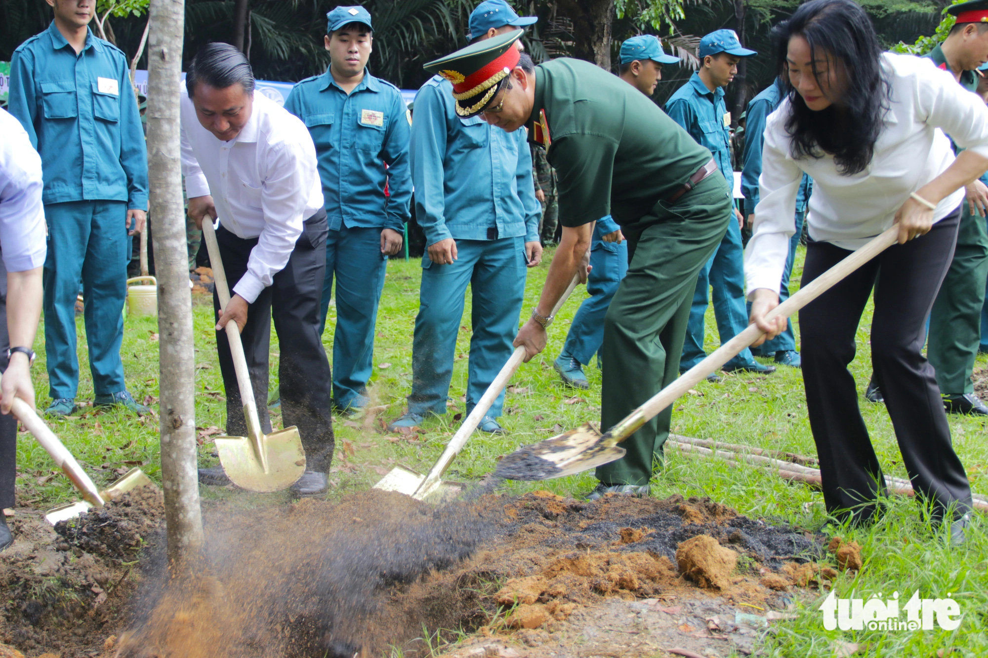 TP.HCM: Ra quân trồng cây, tổng vệ sinh xây dựng cảnh quan xanh- Ảnh 1. Bộ Tư lệnh TP.HCM tiếp tục phối hợp UBND quận 7 phát động lễ ra quân tổng vệ sinh môi trường với số lượng tham gia gấp 5 lần so với lần đầu tiên - Ảnh: TIẾN QUỐC