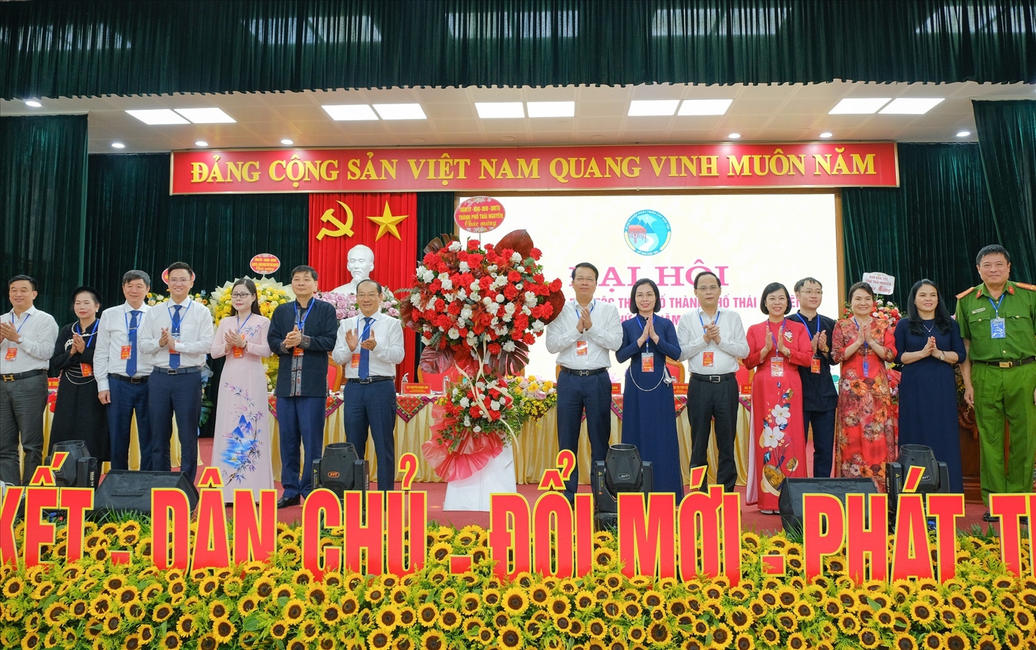 Lãnh đạo TP. Thái Nguyên tặng hoa chúc mừng Đại hội Lãnh đạo TP. Thái Nguyên tặng hoa chúc mừng Đại hội
