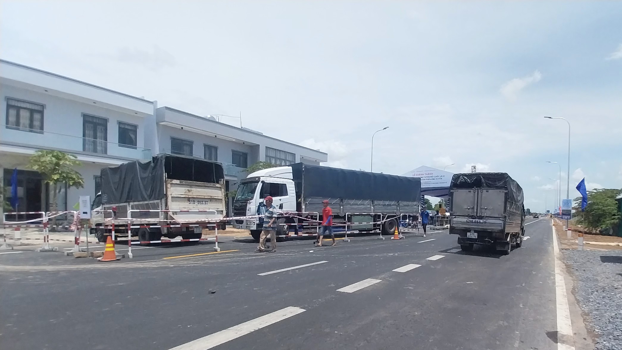 Tạm ngưng lưu thông trên tuyến tránh thành phố Long Xuyên để tổ chức lễ khánh thành- Ảnh 1. Tạm ngưng lưu thông trên tuyến tránh thành phố Long Xuyên để tổ chức lễ khánh thành- Ảnh 1.