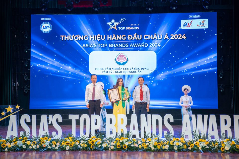 Ban tổ chức trao chứng nhận top 10 thương hiệu hàng đầu châu Á cho bà Đào Thanh Hoàn, người sáng lập Trung tâm nghiên cứu và ứng dụng Tâm lý - Giáo dục Ngọc Ân