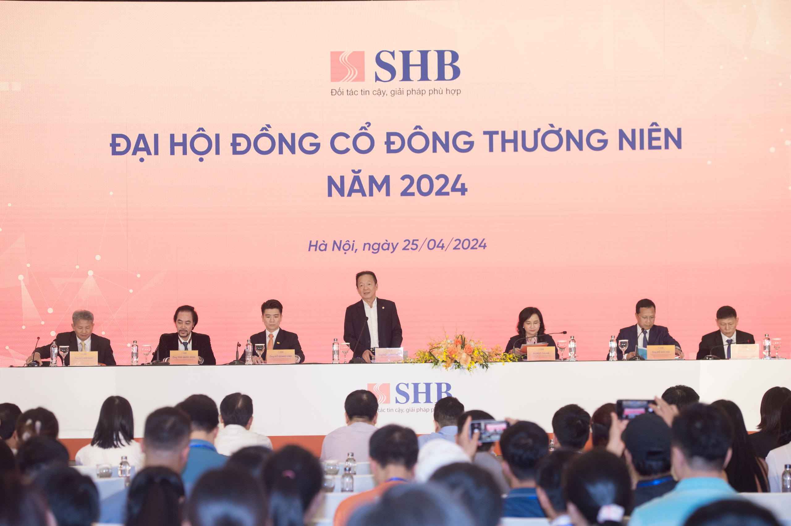 Tập đoàn T&T của bầu Hiển đăng ký bán ra 74,5 triệu cổ phiếu Ngân hàng SHB- Ảnh 1. Tập đoàn T&T của bầu Hiển đăng ký bán ra 74,5 triệu cổ phiếu Ngân hàng SHB- Ảnh 1.