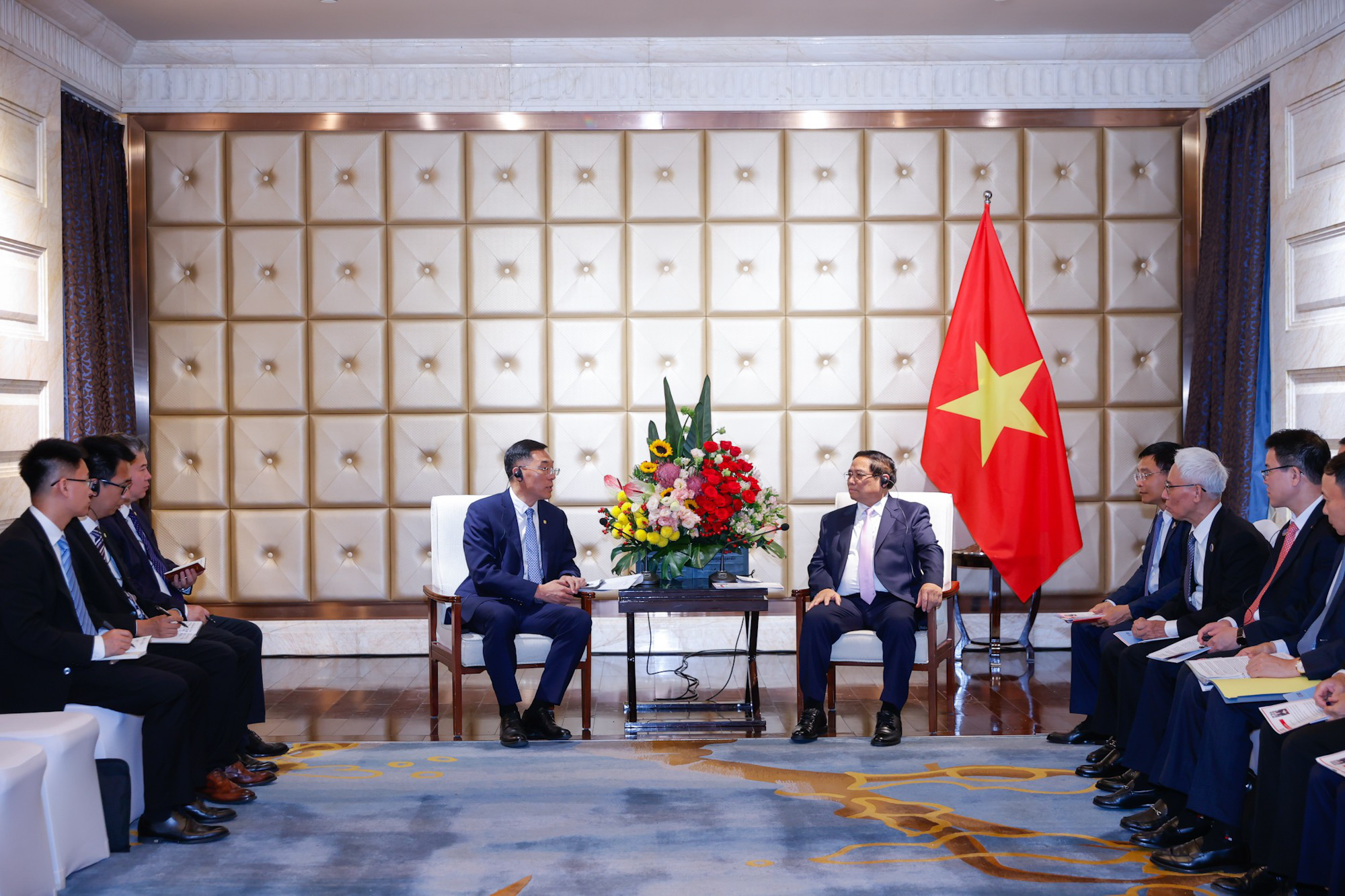 Tập đoàn xe lửa hàng đầu Trung Quốc muốn làm đường sắt đô thị tại Hà Nội và TP.HCM- Ảnh 1. Thủ tướng tiếp ông Tôn Vinh Khôn, chủ tịch HĐQT Công ty TNHH Đầu máy và toa xe lửa Đại Liên (CRRC) - Ảnh: ĐOÀN BẮC