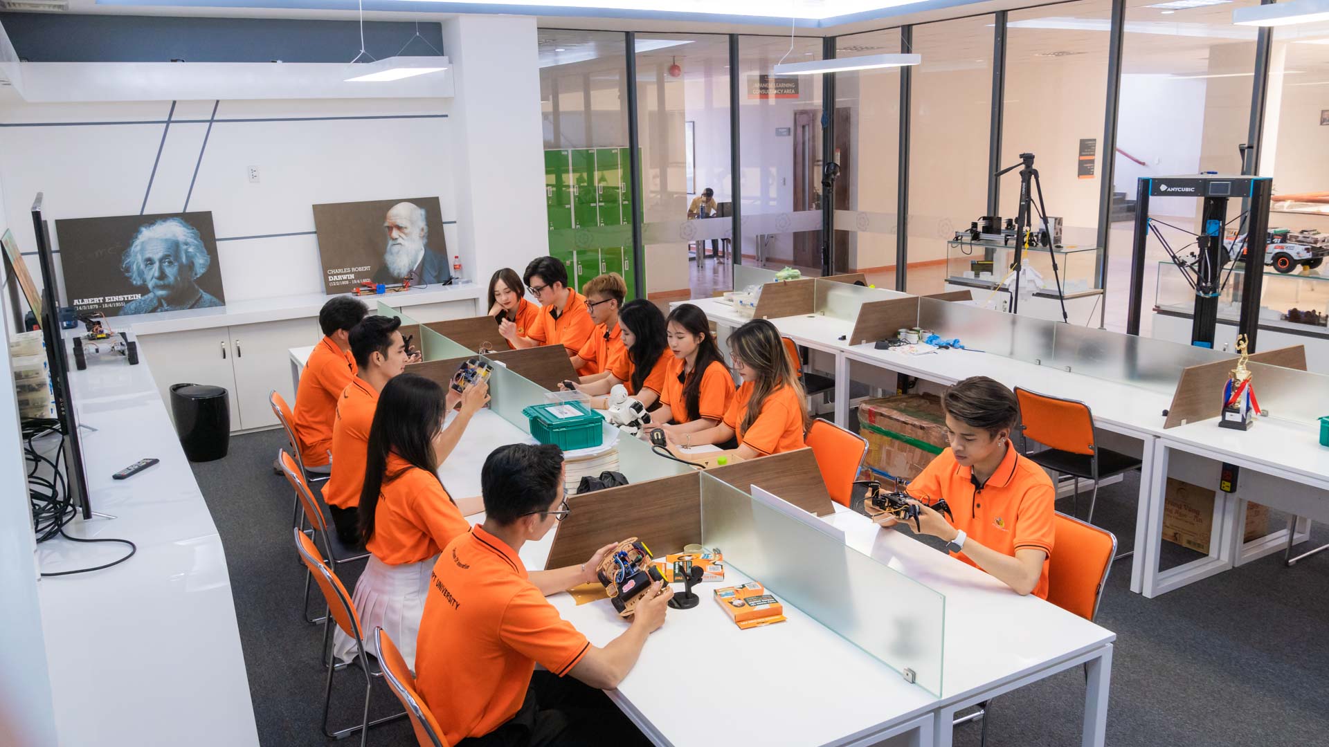 Tất cả sinh viên thiết kế vi mạch bán dẫn Trường ĐH FPT sẽ được học bổng- Ảnh 1. Tất cả sinh viên thiết kế vi mạch bán dẫn Trường ĐH FPT sẽ được học bổng- Ảnh 1.