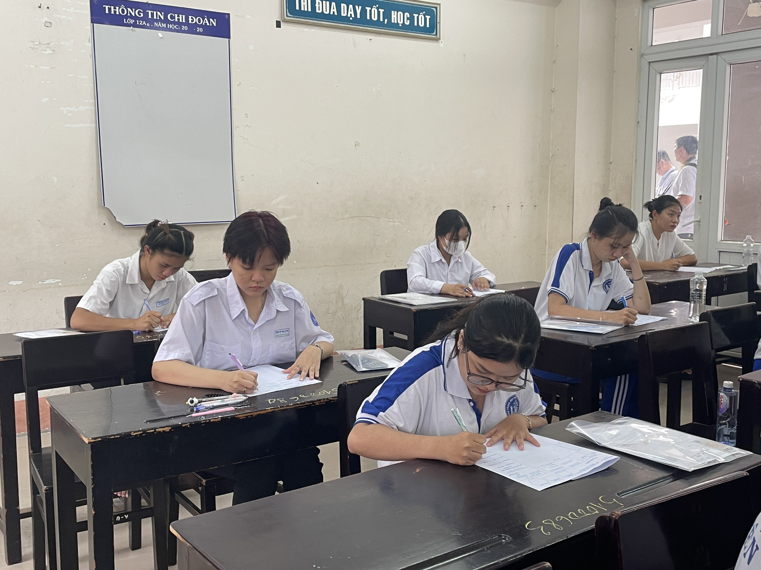 Thi tốt nghiệp THPT 2024: Thí sinh ở An Giang nhập viện khi đang làm bài - Ảnh 1. Thi tốt nghiệp THPT 2024: Thí sinh ở An Giang nhập viện khi đang làm bài - Ảnh 1.
