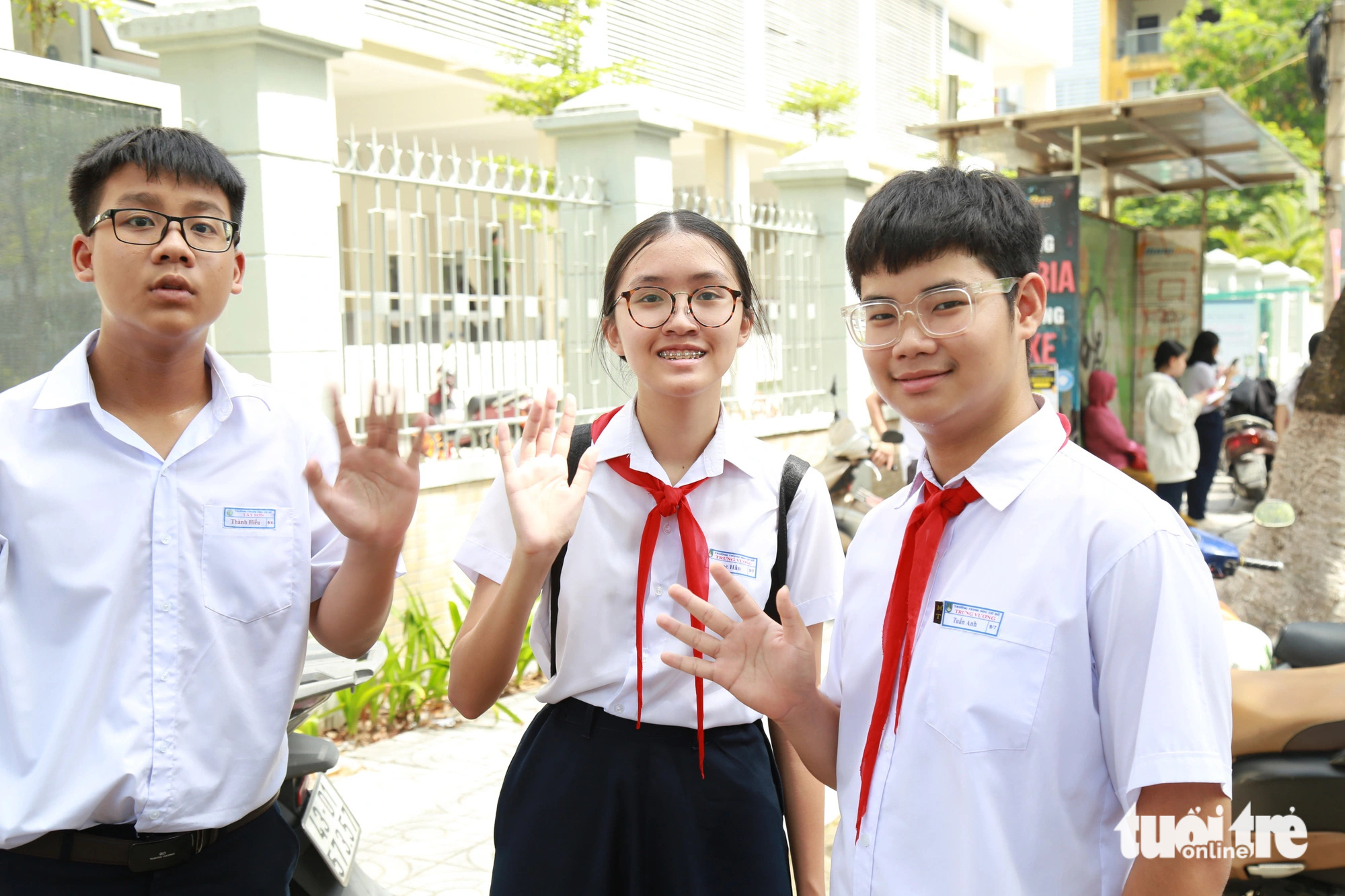 Thi vào lớp 10 Đà Nẵng: Thí sinh trường top giữa mất ngủ, top đầu thoải mái- Ảnh 1. Tuấn Anh (bìa phải) cho biết khá tự tin trước ngày thi vào lớp 10 vì tỉ lệ chọi trường em nộp nguyện vọng khá nhẹ nhàng - Ảnh: ĐOÀN NHẠN