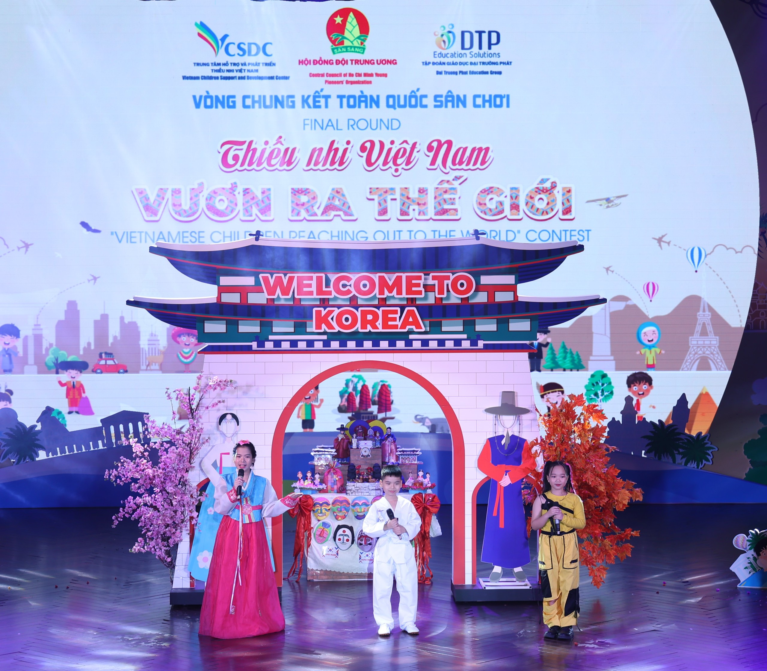 “Thiếu nhi Việt Nam - Vươn ra thế giới” –giúp học sinh tỏa sáng bằng tiếng Anh- Ảnh 1. “Thiếu nhi Việt Nam - Vươn ra thế giới” –giúp học sinh tỏa sáng bằng tiếng Anh- Ảnh 1.