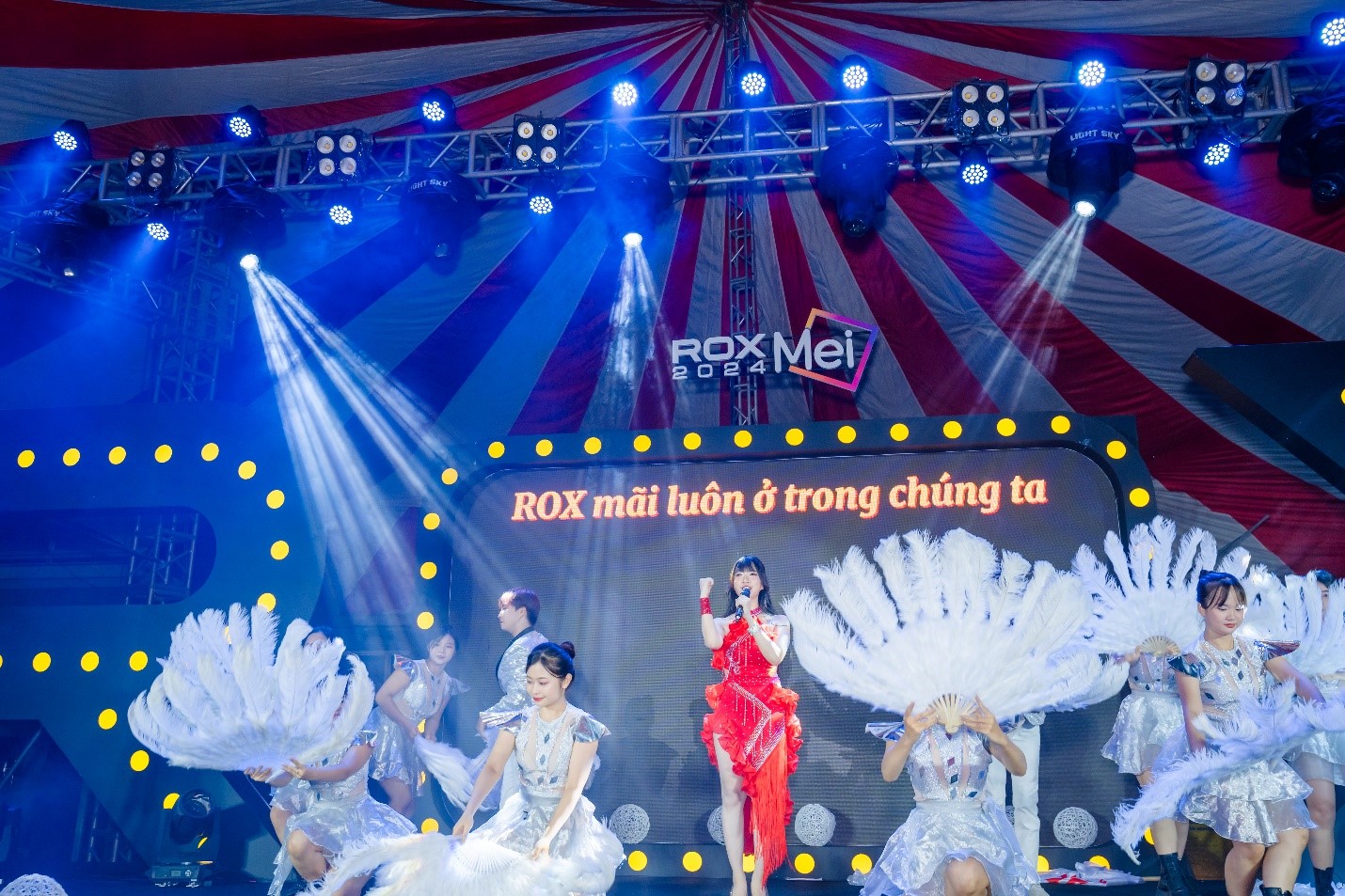 Sân khấu ấn tượng của ROX 28 Anniversary Sân khấu ấn tượng của ROX 28 Anniversary