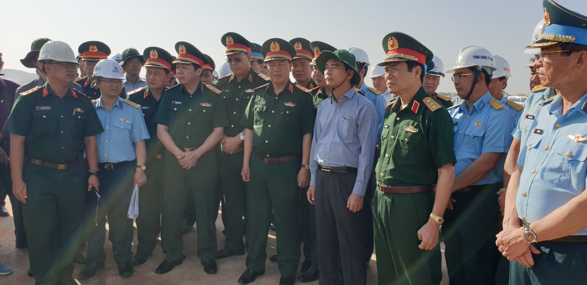 Thượng tướng Nguyễn Tân Cương- Thứ trưởng Bộ Quốc phòng kiểm tra sân bay Phan Thiết - Ảnh 1. Thượng tướng Nguyễn Tân Cương- Thứ trưởng Bộ Quốc phòng kiểm tra sân bay Phan Thiết - Ảnh 1.