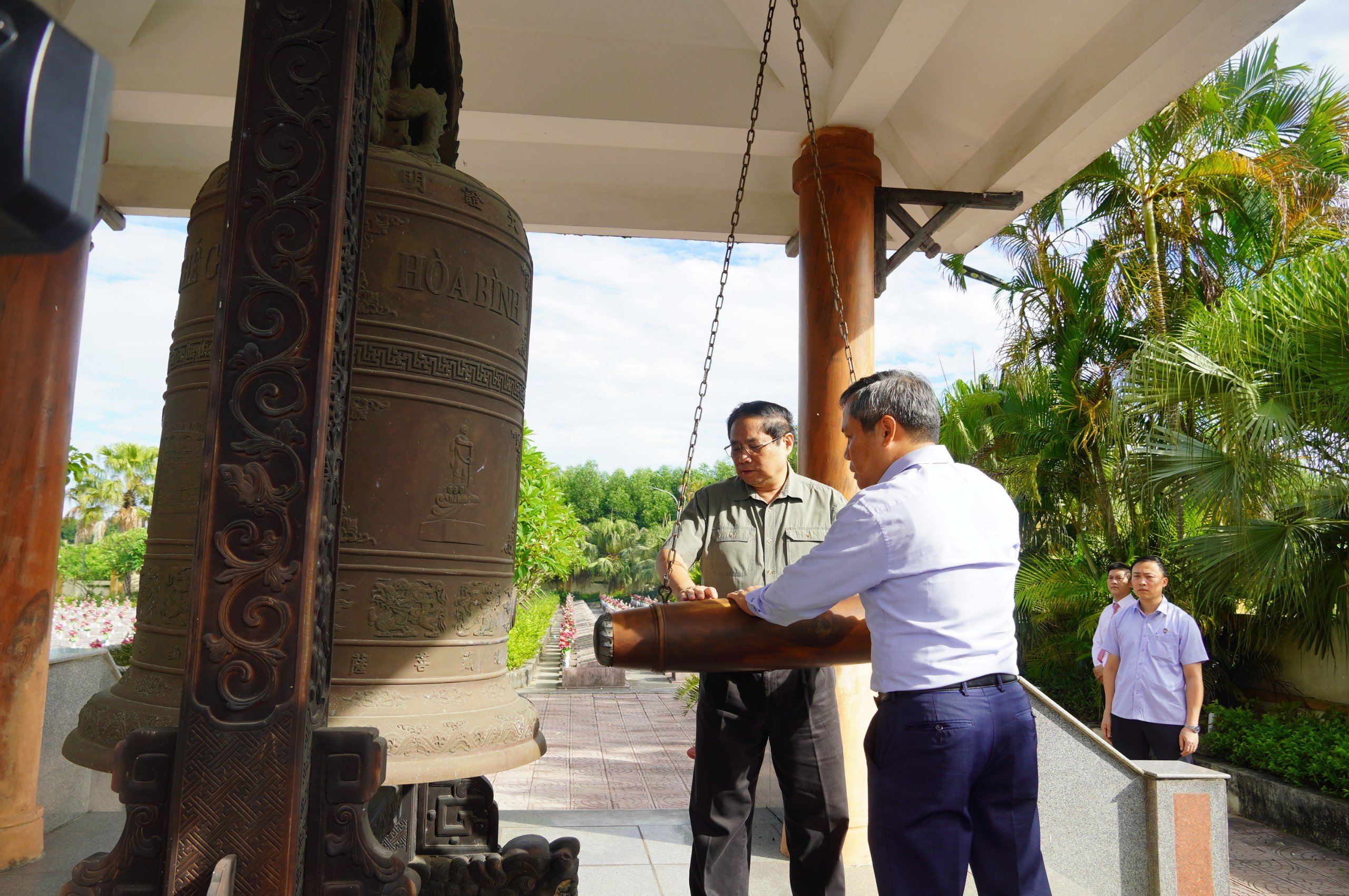 Thủ tướng Phạm Minh Chính viếng mộ Đại tướng Võ Nguyên Giáp ở Vũng Chùa - Đảo Yến- Ảnh 1. Thủ tướng Phạm Minh Chính viếng mộ Đại tướng Võ Nguyên Giáp ở Vũng Chùa - Đảo Yến- Ảnh 1.