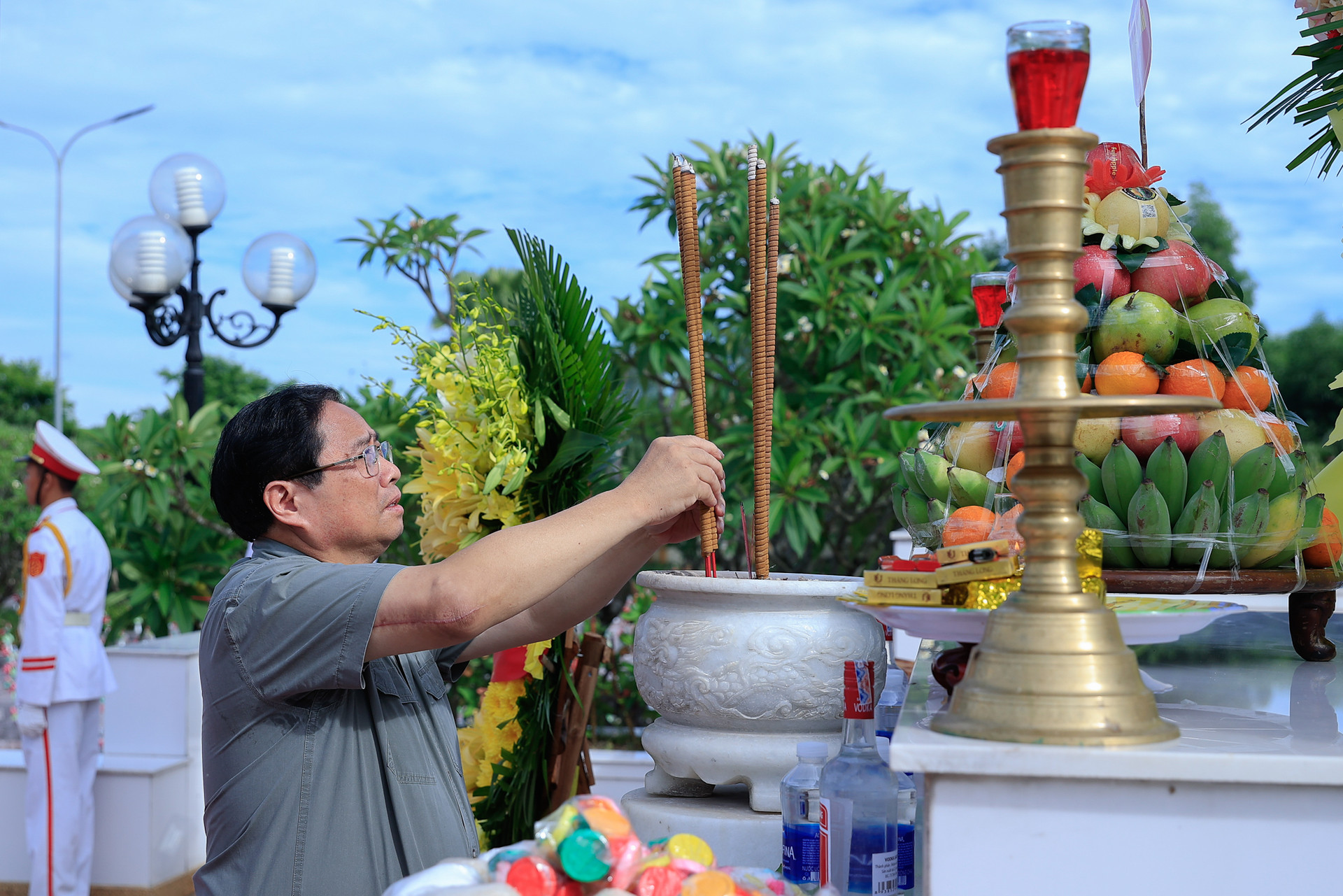 Thủ tướng dâng hương, viếng Đại tướng Võ Nguyên Giáp và các anh hùng, liệt sĩ- Ảnh 1. Thủ tướng dâng hương, viếng Đại tướng Võ Nguyên Giáp và các anh hùng, liệt sĩ- Ảnh 1.