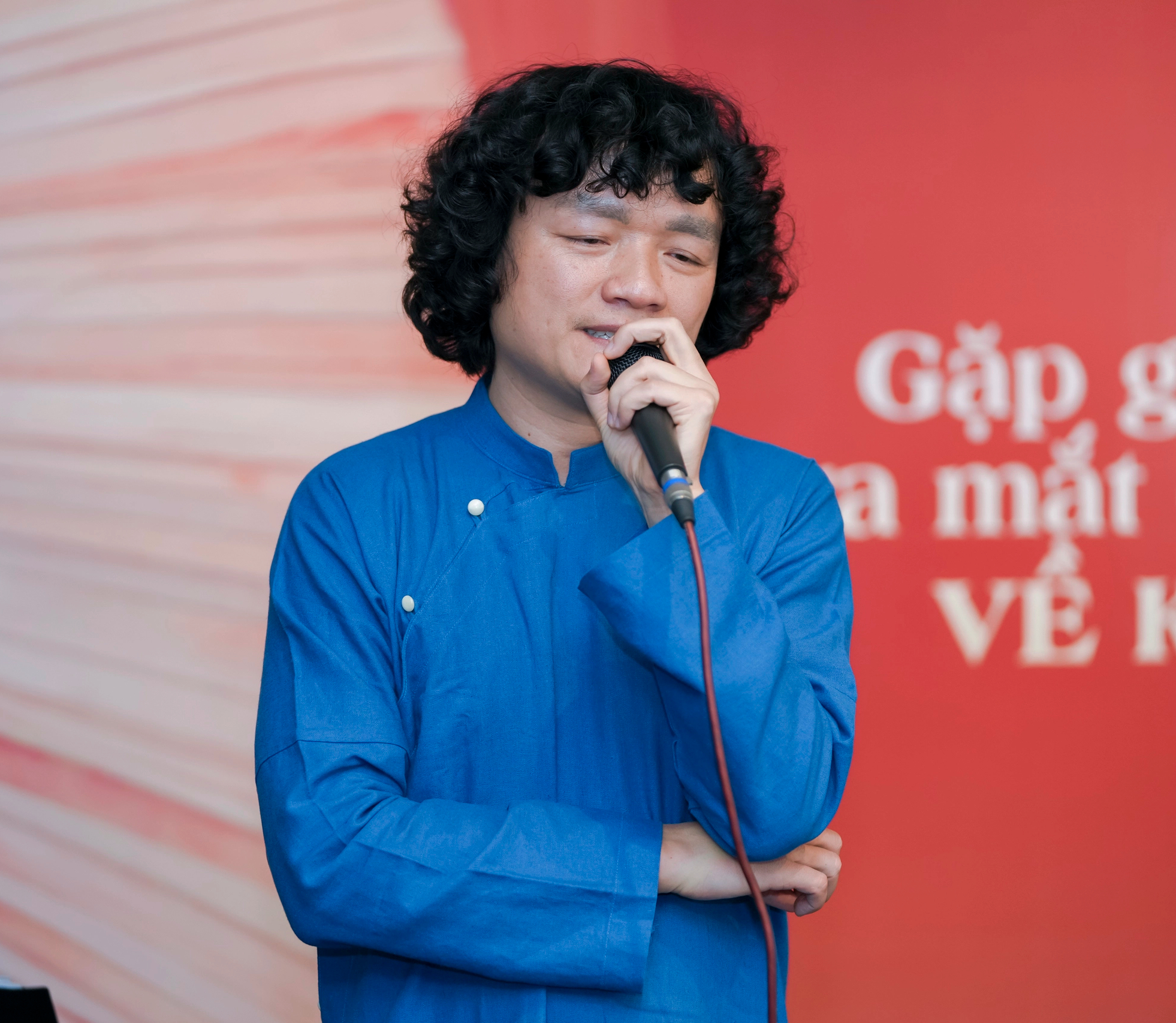 Ngô Hồng Quang: Tiếng đàn nhị của ông nội và hành trình mang âm nhạc dân tộc đi qua 100 nước- Ảnh 1. Ngô Hồng Quang: Tiếng đàn nhị của ông nội và hành trình mang âm nhạc dân tộc đi qua 100 nước- Ảnh 1.