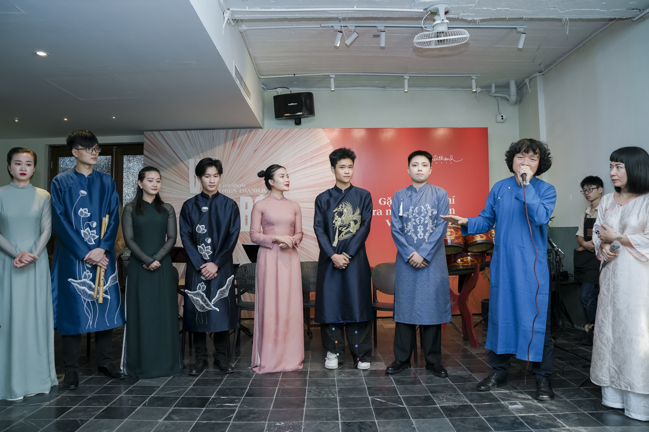 Ngô Hồng Quang: Tiếng đàn nhị của ông nội và hành trình mang âm nhạc dân tộc đi qua 100 nước- Ảnh 2. Ngô Hồng Quang: Tiếng đàn nhị của ông nội và hành trình mang âm nhạc dân tộc đi qua 100 nước- Ảnh 2.