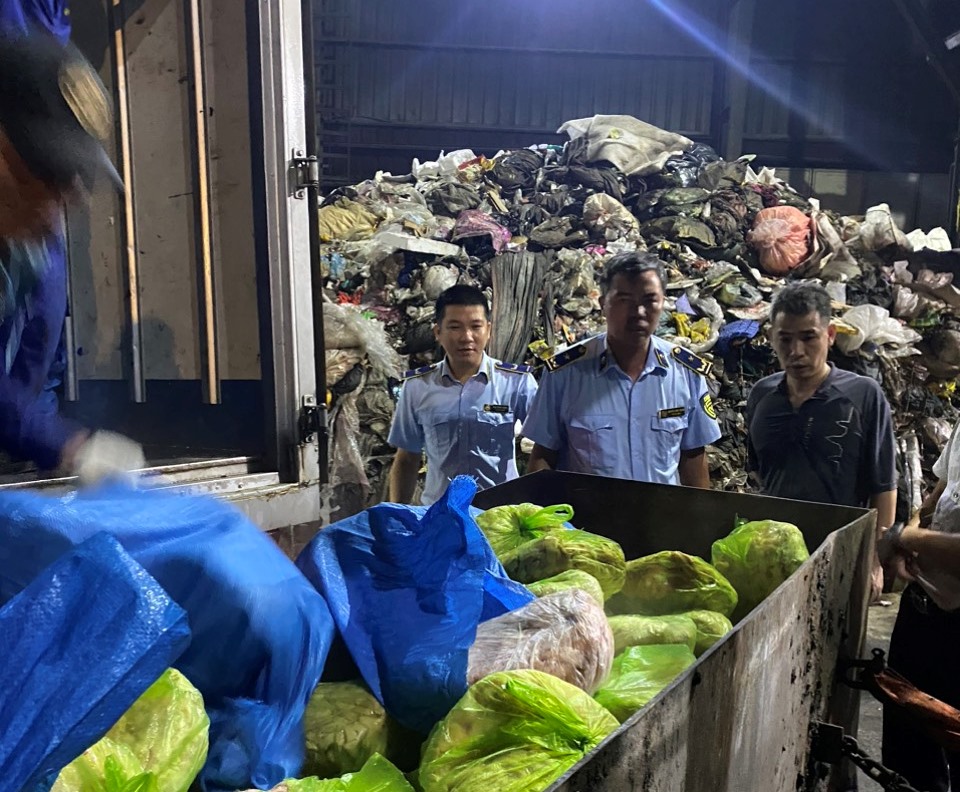 Tiêu hủy 3 tấn bì lợn không rõ nguồn gốc- Ảnh 1. Tiêu hủy 3 tấn bì lợn không rõ nguồn gốc- Ảnh 1.