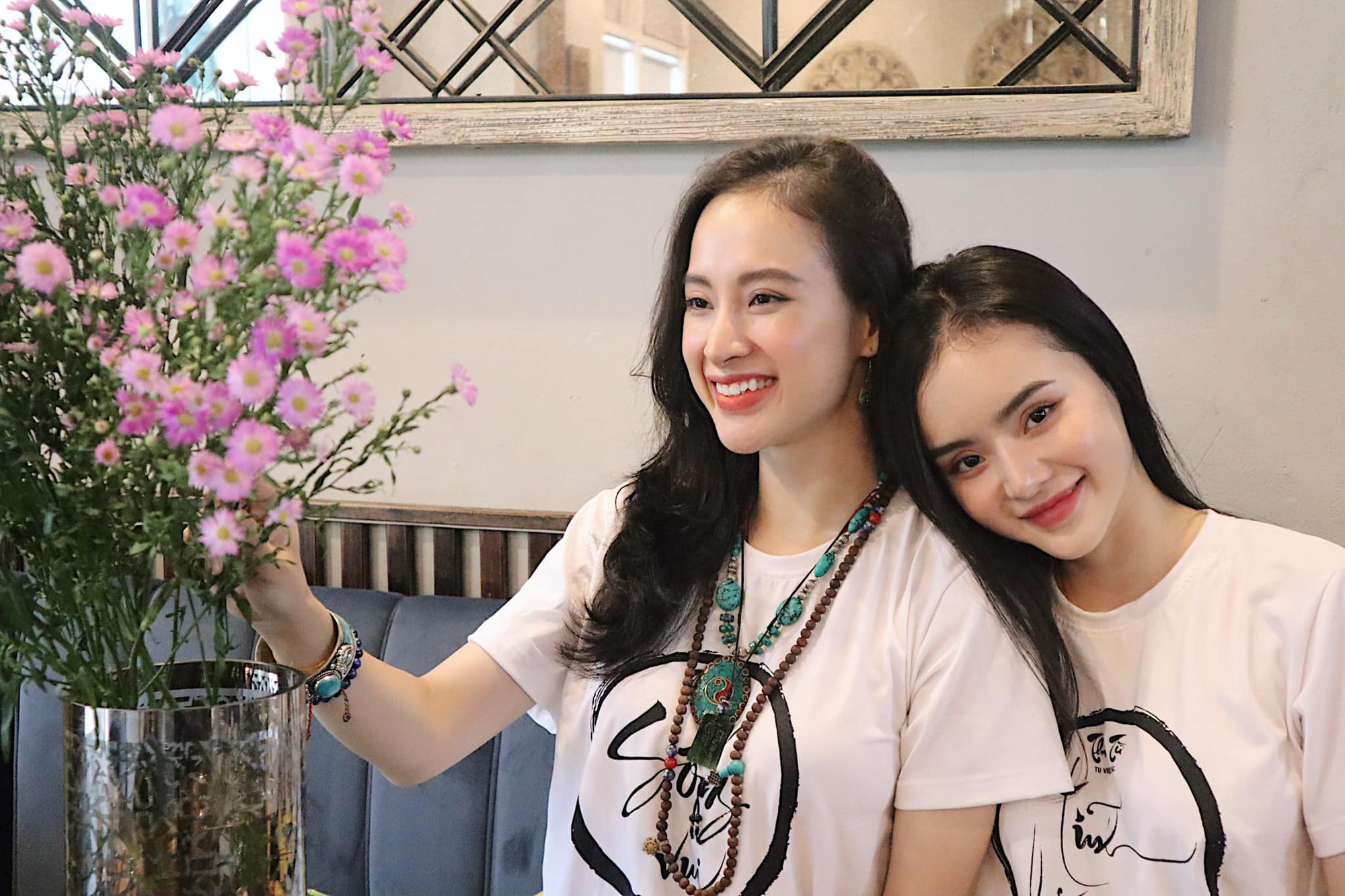 Tin tức giải trí 3-6: Em gái khuyên Angela Phương Trinh ngừng phát ngôn thiếu kiểm soát- Ảnh 1. Angela Phương Trinh và em gái Phương Trang - Ảnh: FBNV
