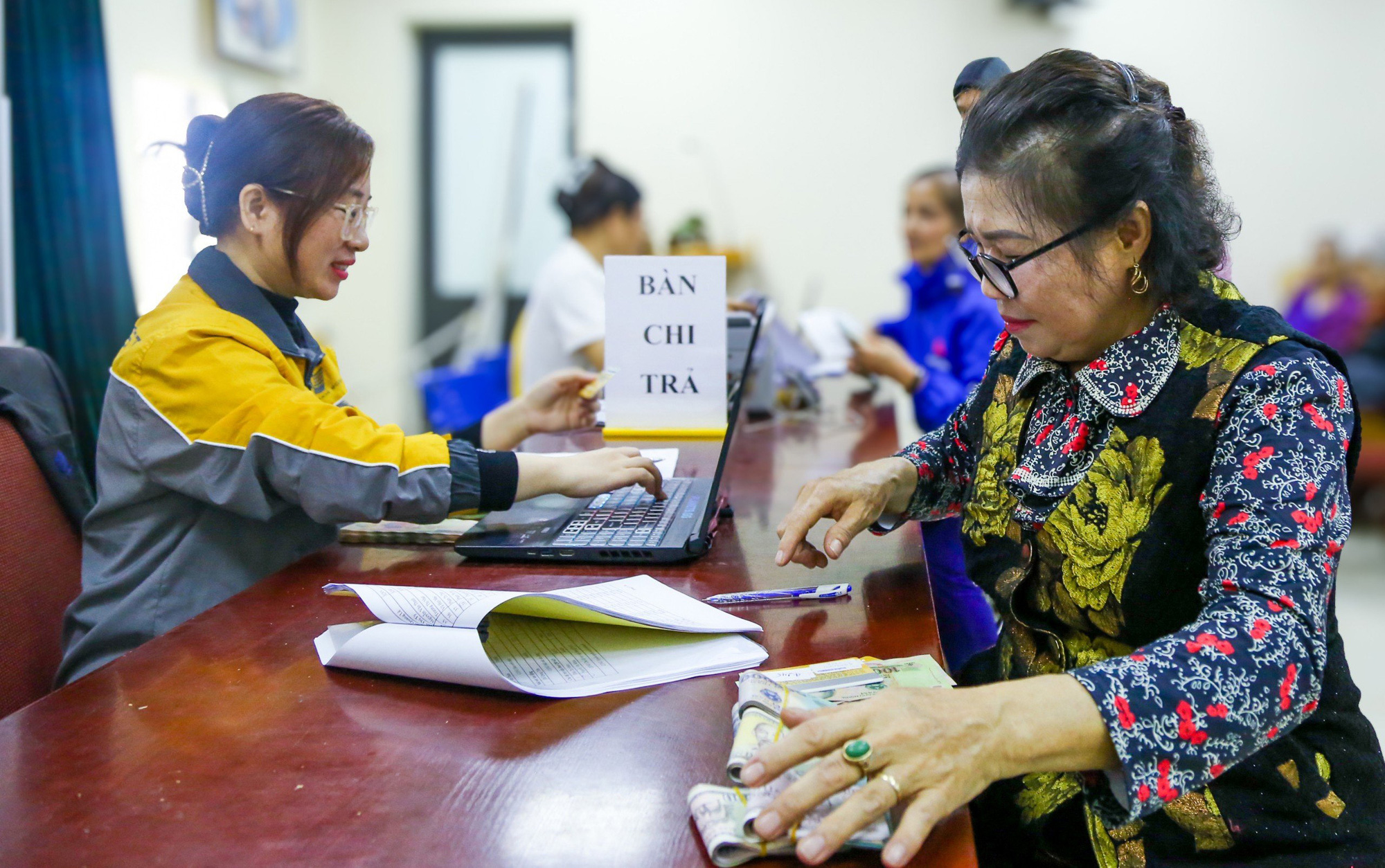Người dân nhận lương hưu tại Hà Nội - Ảnh: HÀ QUÂN Người dân nhận lương hưu tại Hà Nội - Ảnh: HÀ QUÂN