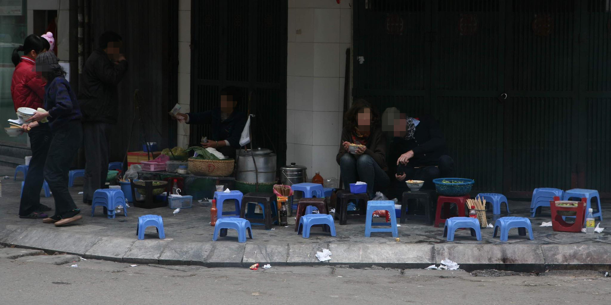 Trả tiền tô phở 50.000 đồng rồi vọt lẹ vì lỡ... nhìn thấy nhà bếp- Ảnh 1. Một hàng ăn bày bán, để vật dụng ăn uống như ống đũa, chai tương ớt dưới lề đường - Ảnh: QUÂN NAM