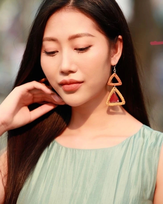 Trang sức sừng trâu, phụ kiện lý tưởng của nữ công sở và phong cách tối giản- Ảnh 7. Trang sức sừng trâu, phụ kiện lý tưởng của nữ công sở và phong cách tối giản- Ảnh 7.