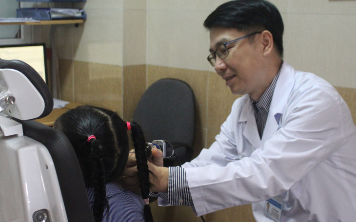 Trẻ nhỏ bị ù tai, giảm thính lực vì bị viêm tai giữa- Ảnh 2. Viêm tai giữa cẩn thận thủng màng nhĩ
